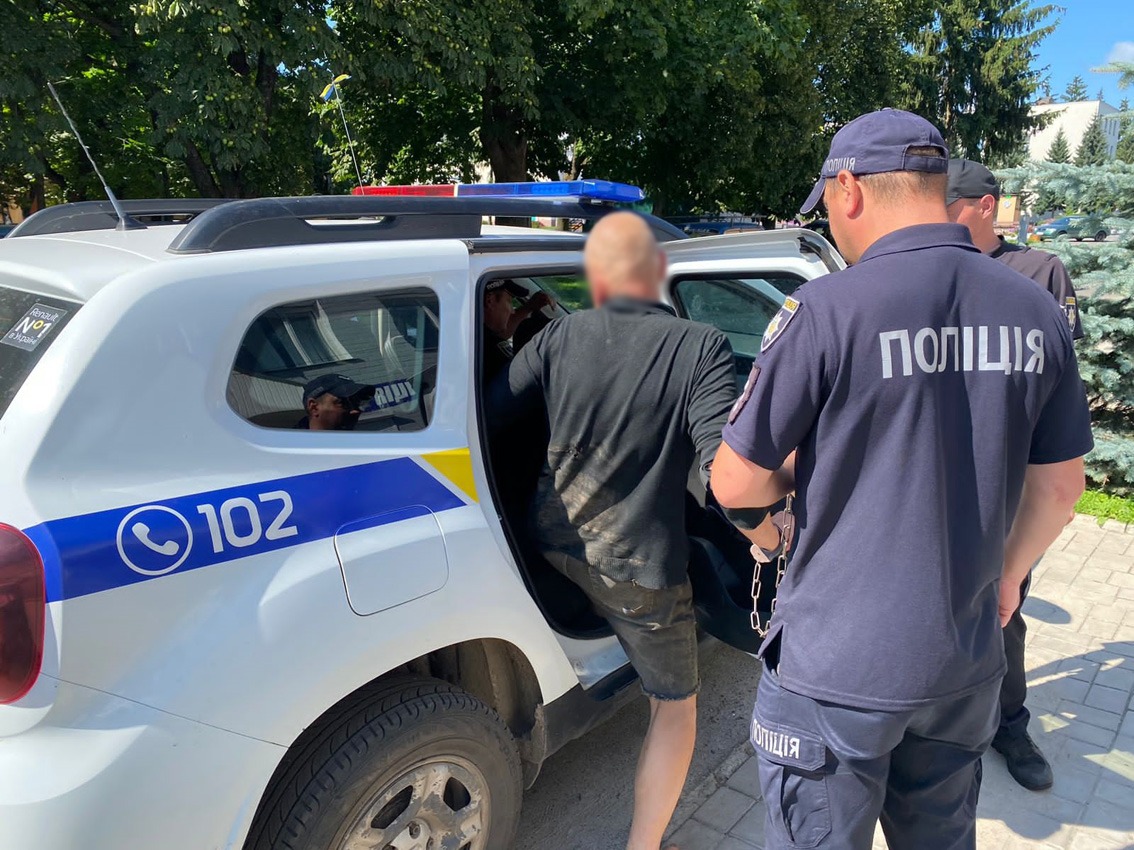 катував та п’ять діб не випускав з оселі жінку з дітьми: поліція затримала підозрюваного у злочинах