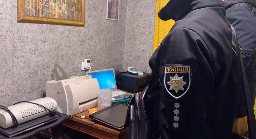 продавали через інтернет нелегальні іноземні автомобілі та підробляли на них документи: на полтавщині поліція викрила злочинну групу