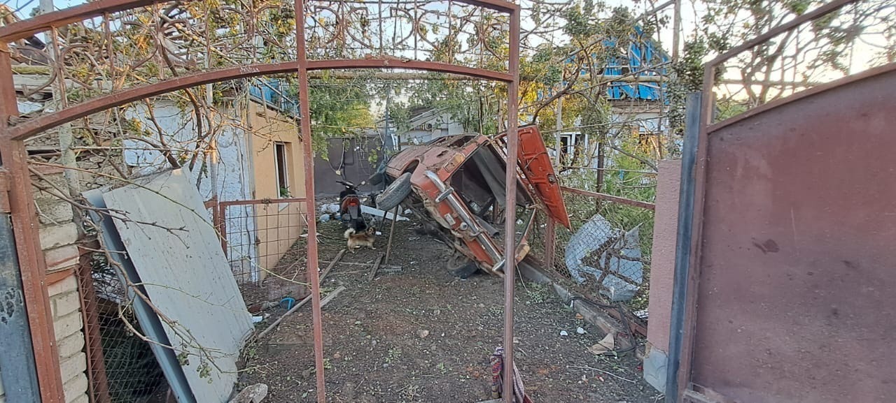 армія рф у черговий раз завдала удари по херсонщині, 4 людей поранено: поліція документує наслідки