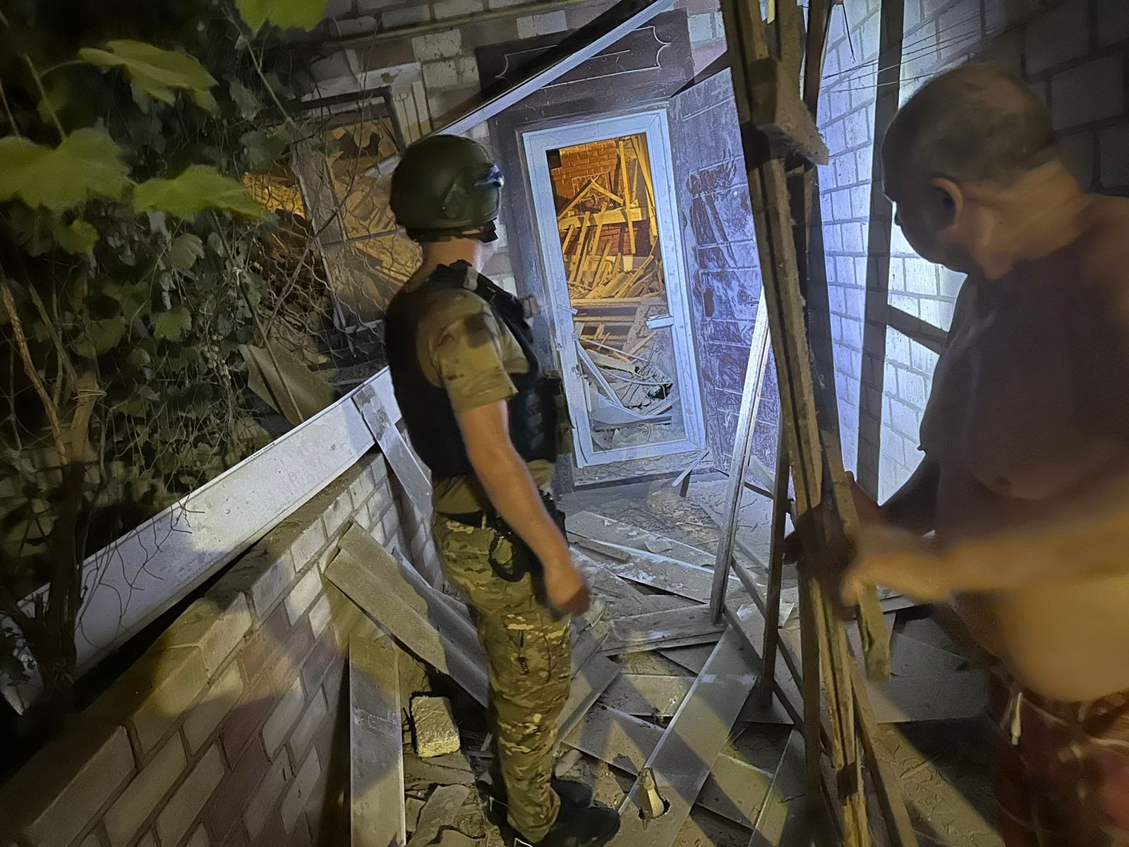 армія рф у черговий раз завдала удари по херсонщині, 4 людей поранено: поліція документує наслідки
