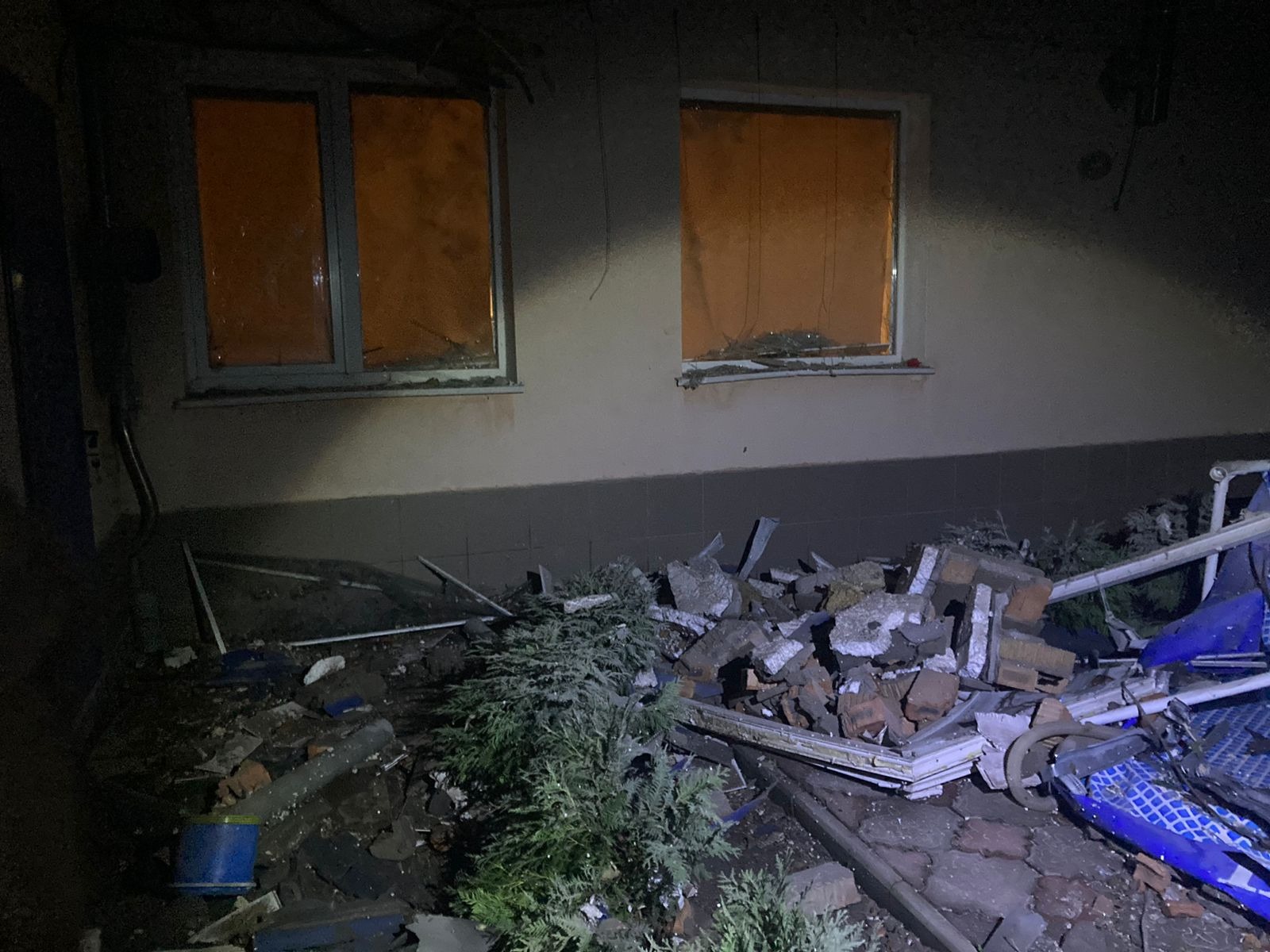 армія рф у черговий раз завдала удари по херсонщині, 4 людей поранено: поліція документує наслідки