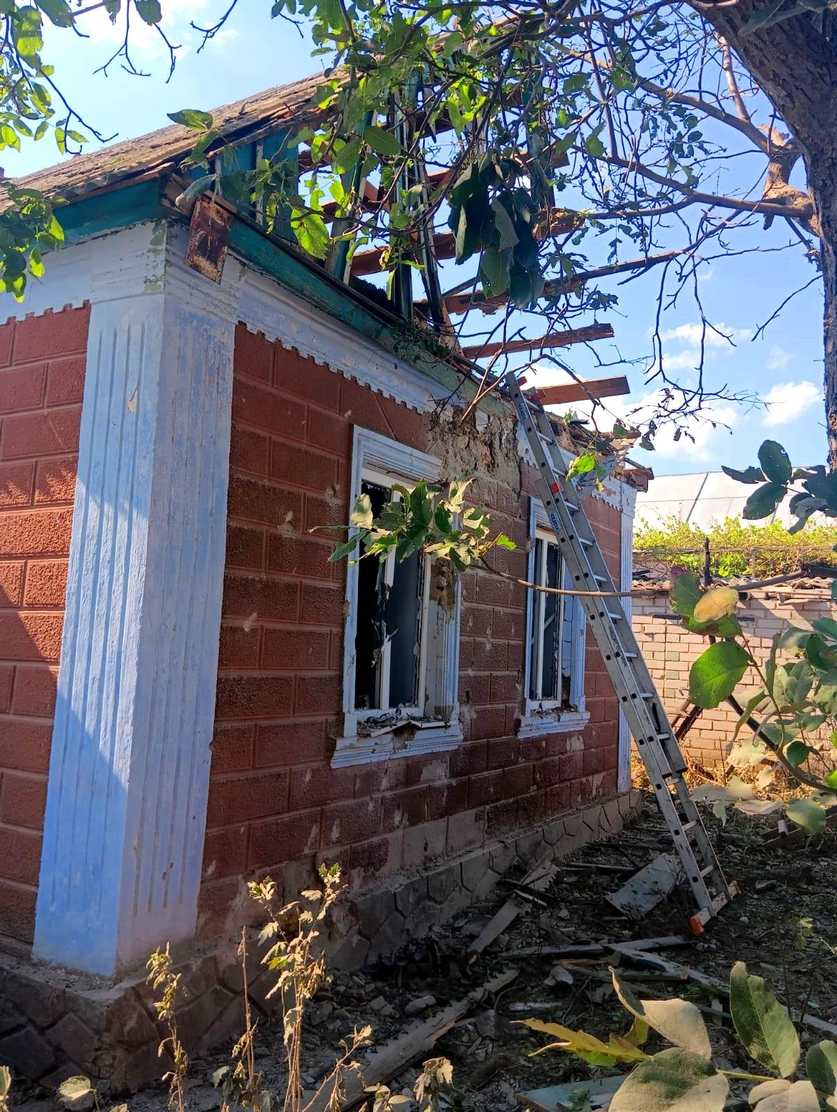 поліція фіксує наслідки нищівних ударів російських військ по житловим кварталам та об’єктам інфраструктури правобережжя херсонщини