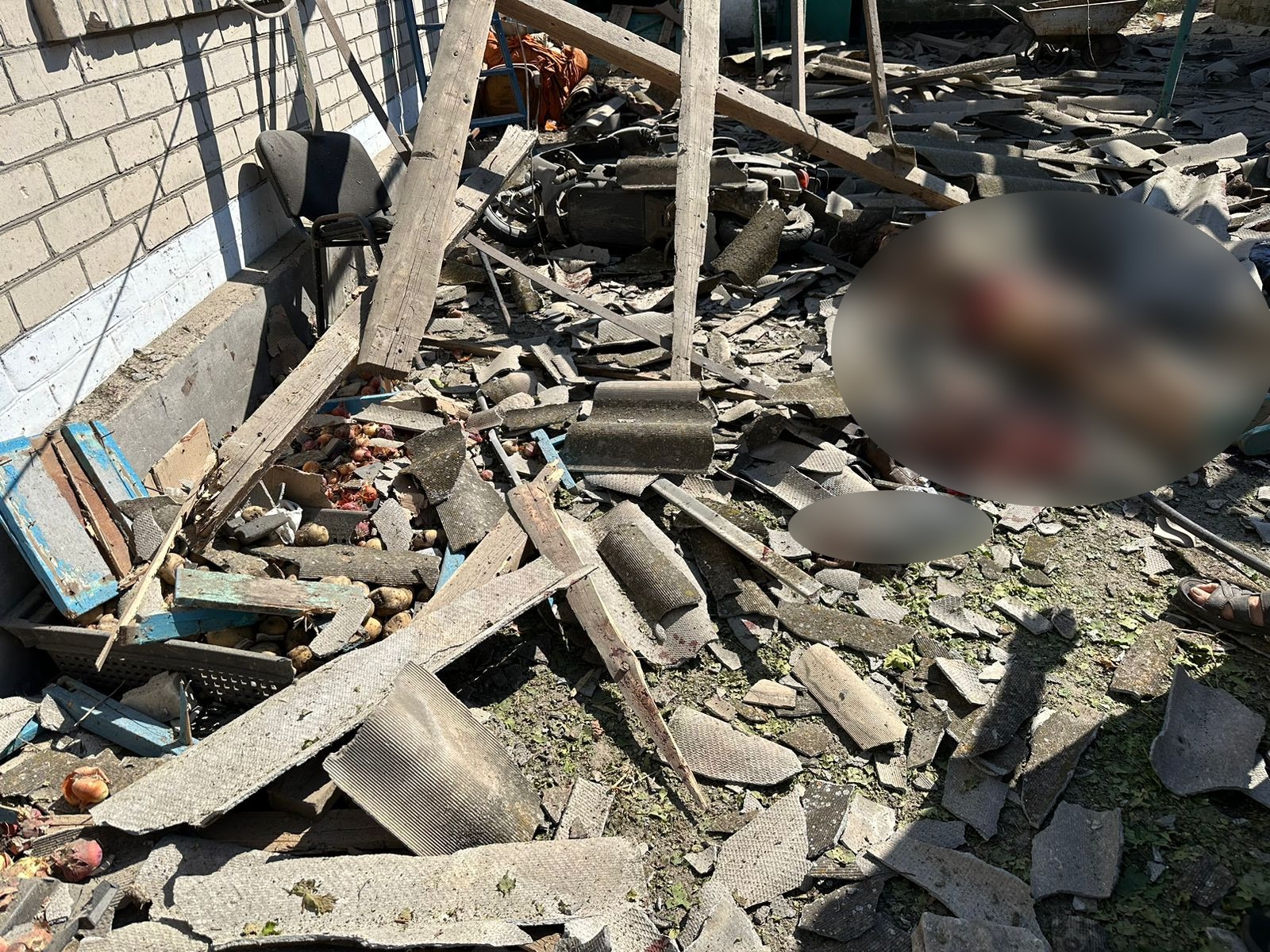 поліція фіксує наслідки нищівних ударів російських військ по житловим кварталам та об’єктам інфраструктури правобережжя херсонщини
