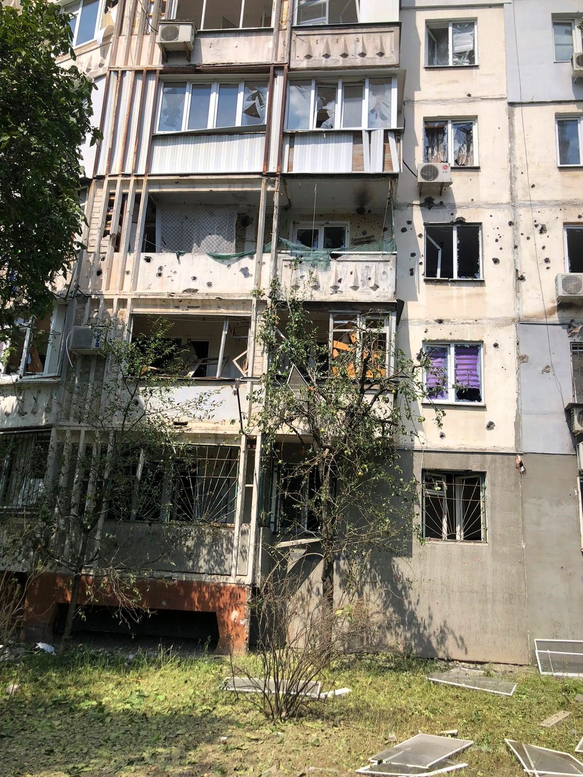 поліція фіксує наслідки нищівних ударів російських військ по житловим кварталам та об’єктам інфраструктури правобережжя херсонщини