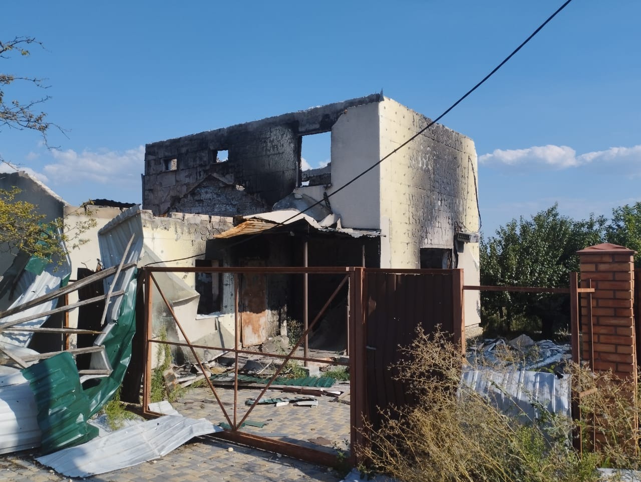 поліція фіксує наслідки нищівних ударів російських військ по житловим кварталам та об’єктам інфраструктури правобережжя херсонщини