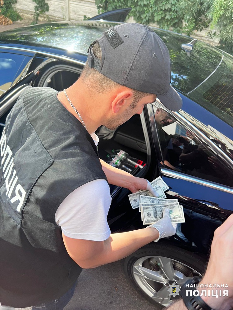 на житомирщині правоохоронці викрили схему ухилення від військової служби та виїзду за кордон
