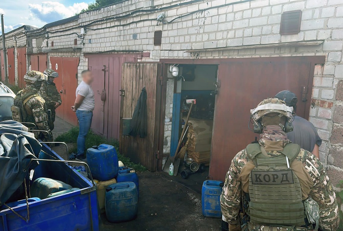 поліція чернігівщини затримала трьох співробітників комунального підприємства, які привласнили пальне вартістю понад мільйон гривень