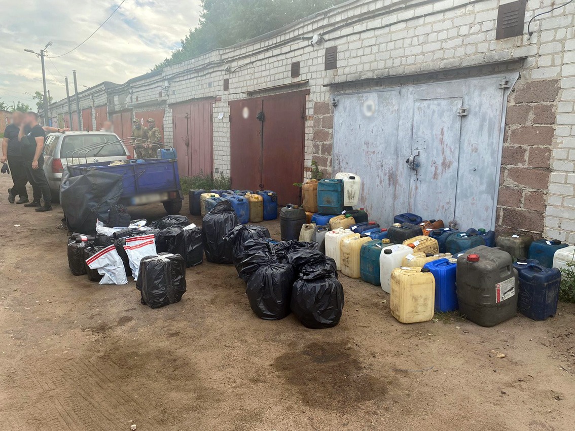 поліція чернігівщини затримала трьох співробітників комунального підприємства, які привласнили пальне вартістю понад мільйон гривень