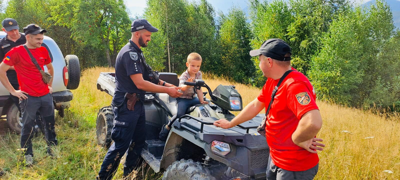 прикарпатські поліцейські оперативно розшукали та повернули додому дитину, яка загубилась у лісі