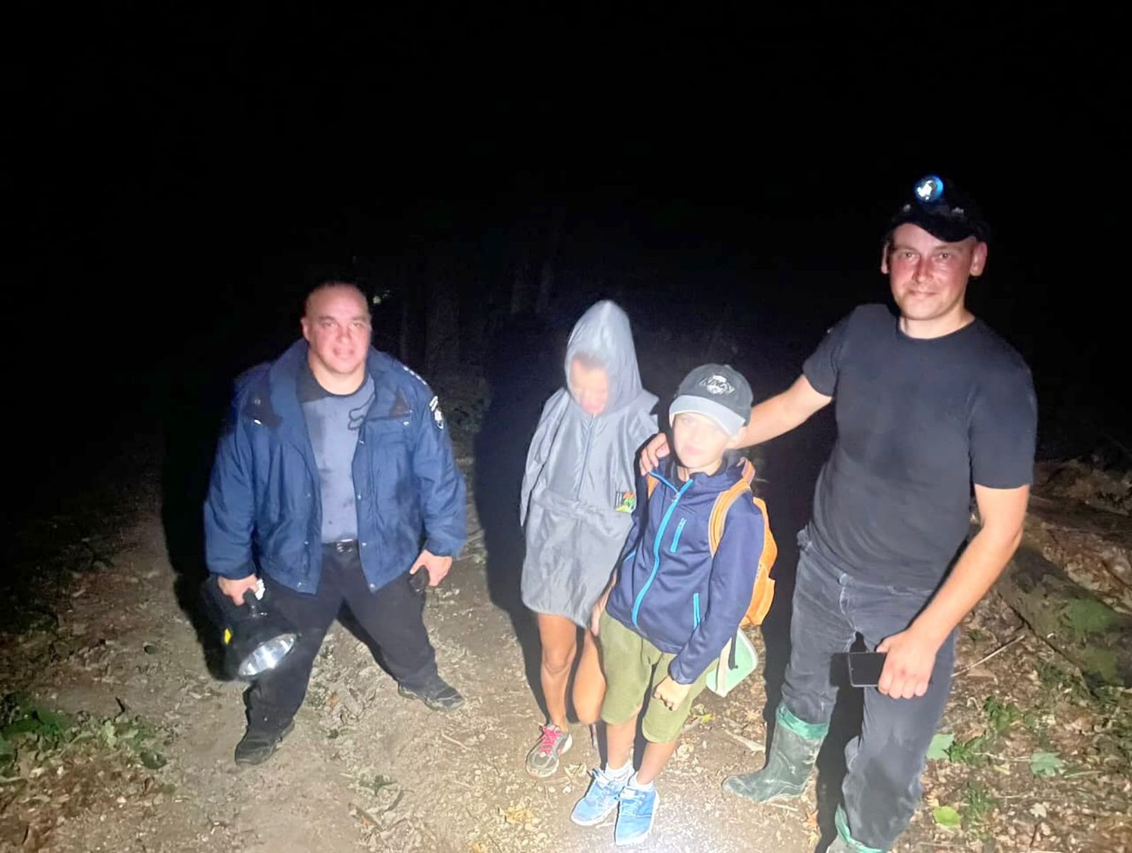 пішли в ліс і загубились: правоохоронці прикарпаття розшукали маму з сином