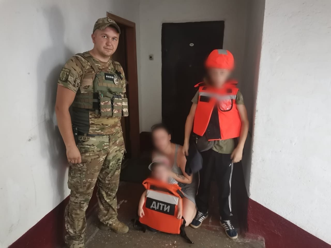 ювенальні поліцейські евакуювали з найбільш обстрілюваного району херсона жінку з двома дітьми ювенальні поліцейські евакуювали з найбільш обстрілюваного району херсона жінку з двома дітьми