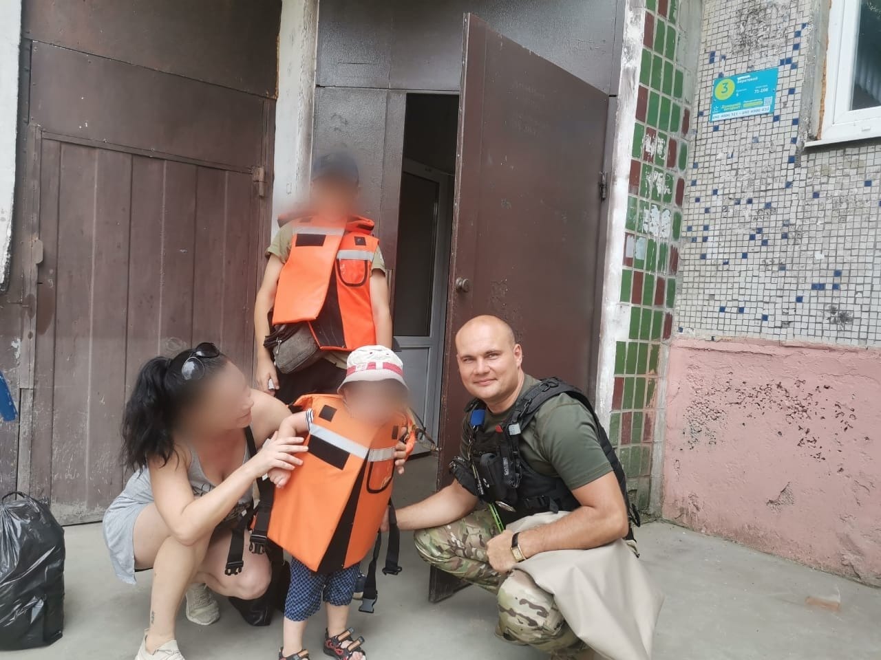 ювенальні поліцейські евакуювали з найбільш обстрілюваного району херсона жінку з двома дітьми ювенальні поліцейські евакуювали з найбільш обстрілюваного району херсона жінку з двома дітьми