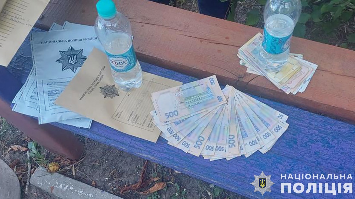 у запоріжжі поліція затримала громадського «діяча», який вимагав з чоловіка 5 тисяч доларів сша за вирішення питання про непридатність до військової служби