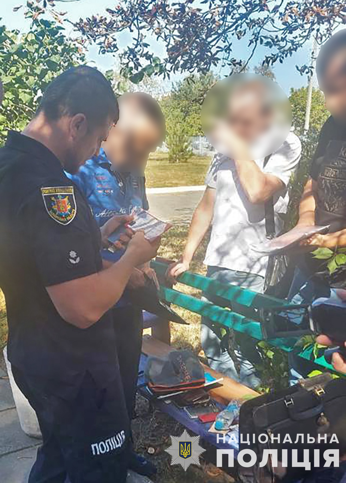 у запоріжжі поліція затримала громадського «діяча», який вимагав з чоловіка 5 тисяч доларів сша за вирішення питання про непридатність до військової служби