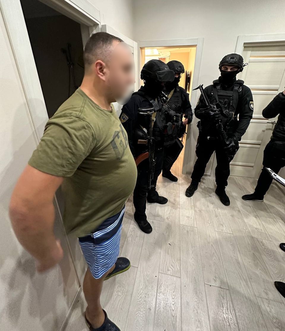 виготовляли та продавали амфетамін у столиці: правоохоронці затримали трьох наркодилерів