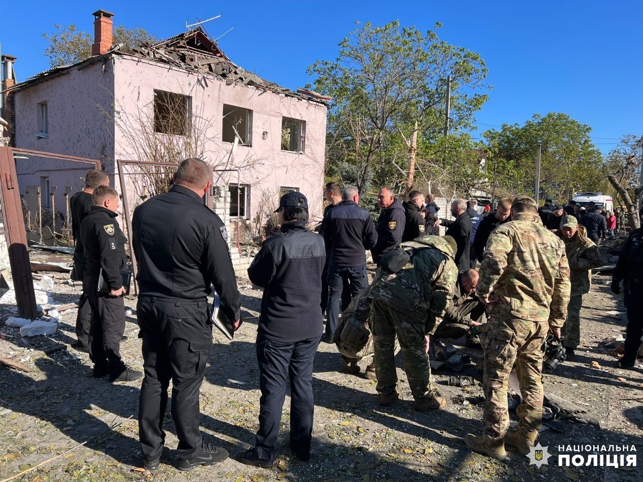 внаслідок російської атаки по приватних будинках у дніпровському районі  загинула людина, є постраждалі – поліція працює на місці ракетного удару