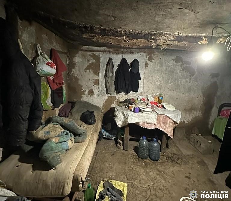 на дніпропетровщині правоохоронці викрили 51-річного чоловіка, який вербував людей і тримав їх у трудовому рабстві