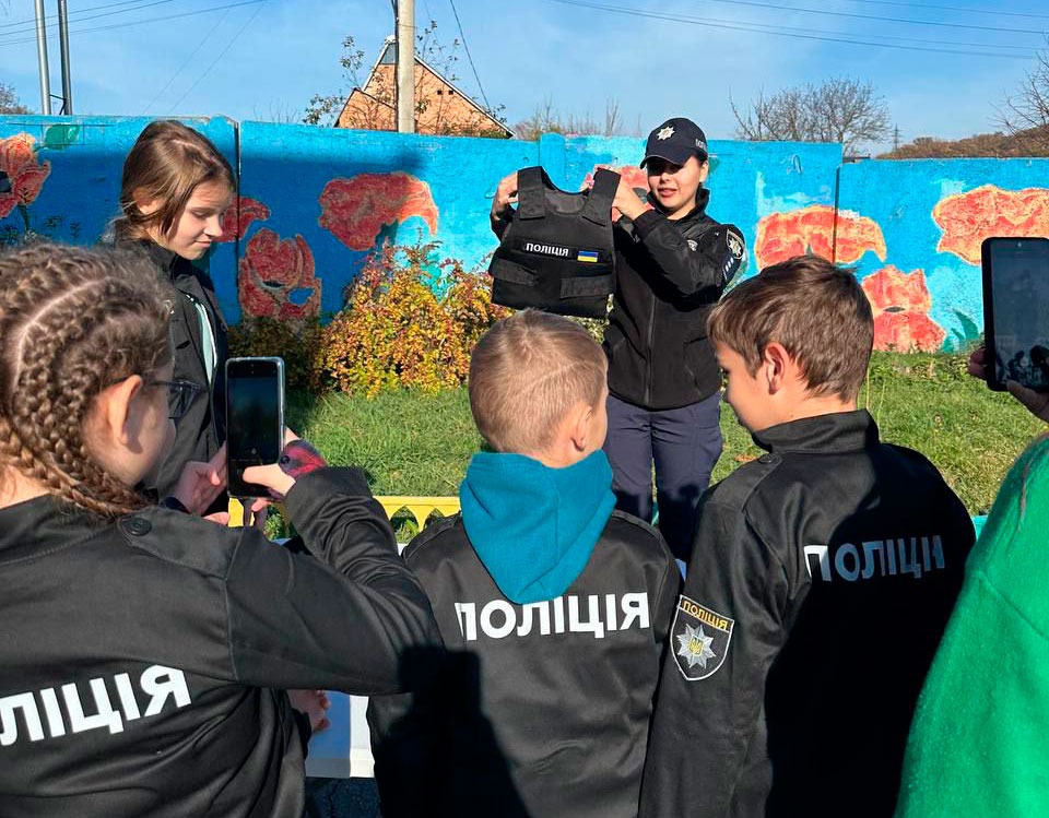 мобільний клас безпеки вже у дорозі: поліцейські та рятувальники проводять уроки в закладах освіти полтави