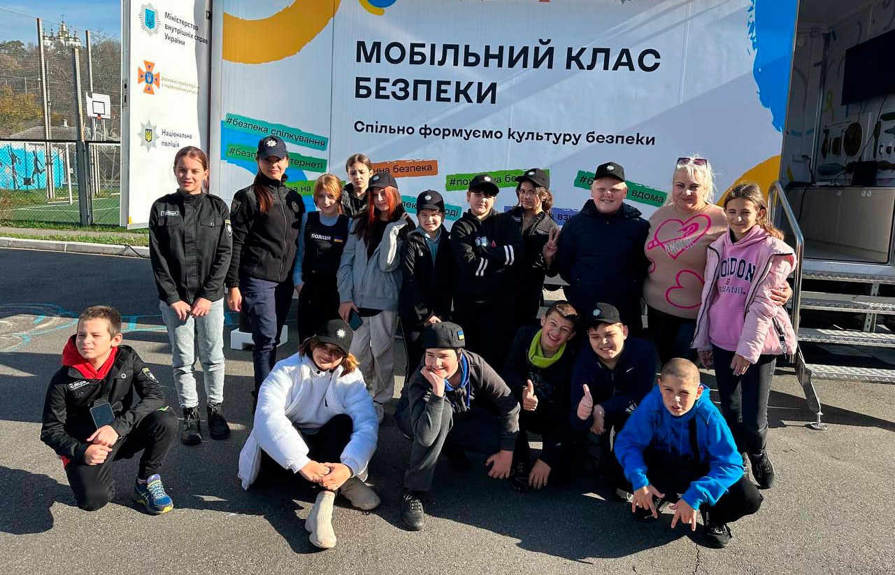 мобільний клас безпеки вже у дорозі: поліцейські та рятувальники проводять уроки в закладах освіти полтави