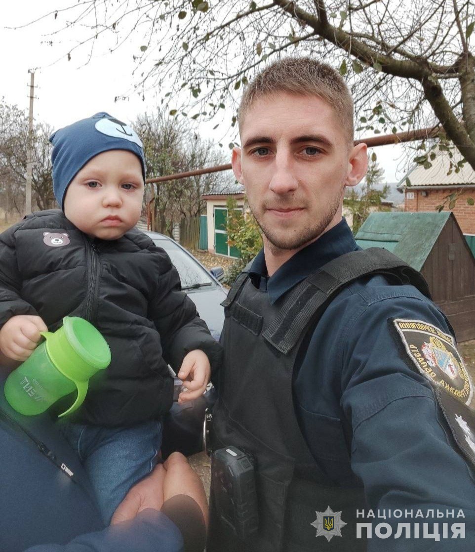 поліцейські дніпропетровщини евакуювали з українського нью-йорка маму з  двома дітками