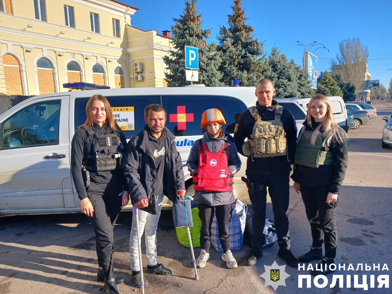 з найбільш обстрілюваного армією рф передмістя херсона поліція евакуювала маломобільного чоловіка разом із неповнолітнім сином