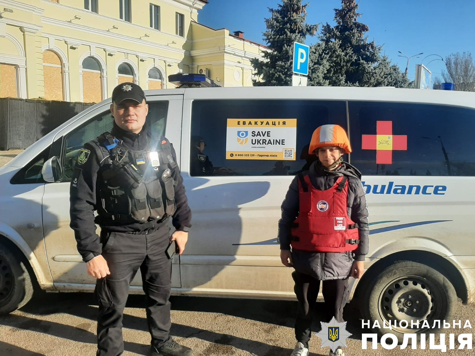 з найбільш обстрілюваного армією рф передмістя херсона поліція евакуювала маломобільного чоловіка разом із неповнолітнім сином