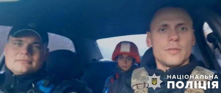 з найбільш обстрілюваного армією рф передмістя херсона поліція евакуювала маломобільного чоловіка разом із неповнолітнім сином