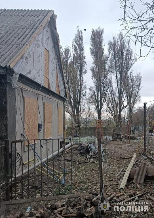 у нікополі російські снаряди вбили жінку: поліція документує наслідки ворожих обстрілів