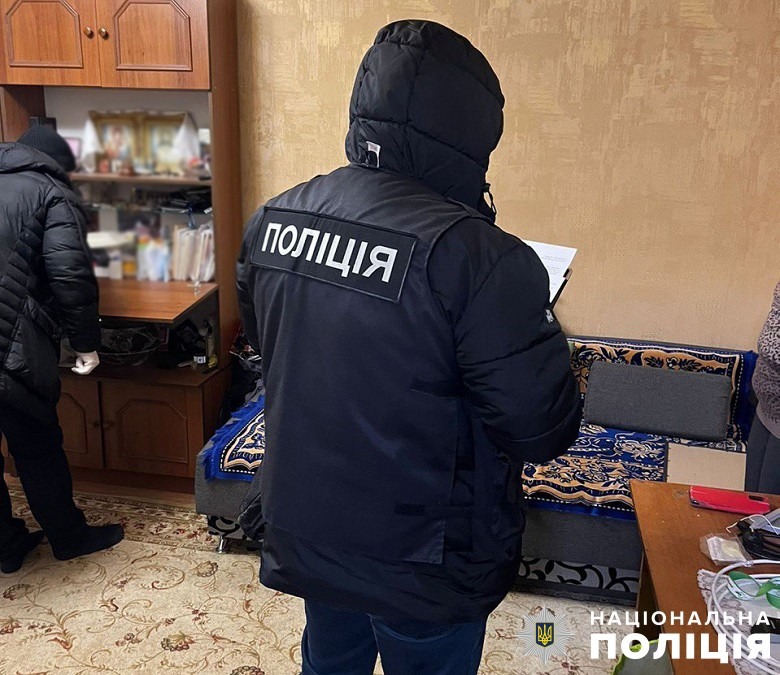 доставляли наркотики по всій столиці: поліцейські києва затримали організовану групу наркозбувачів