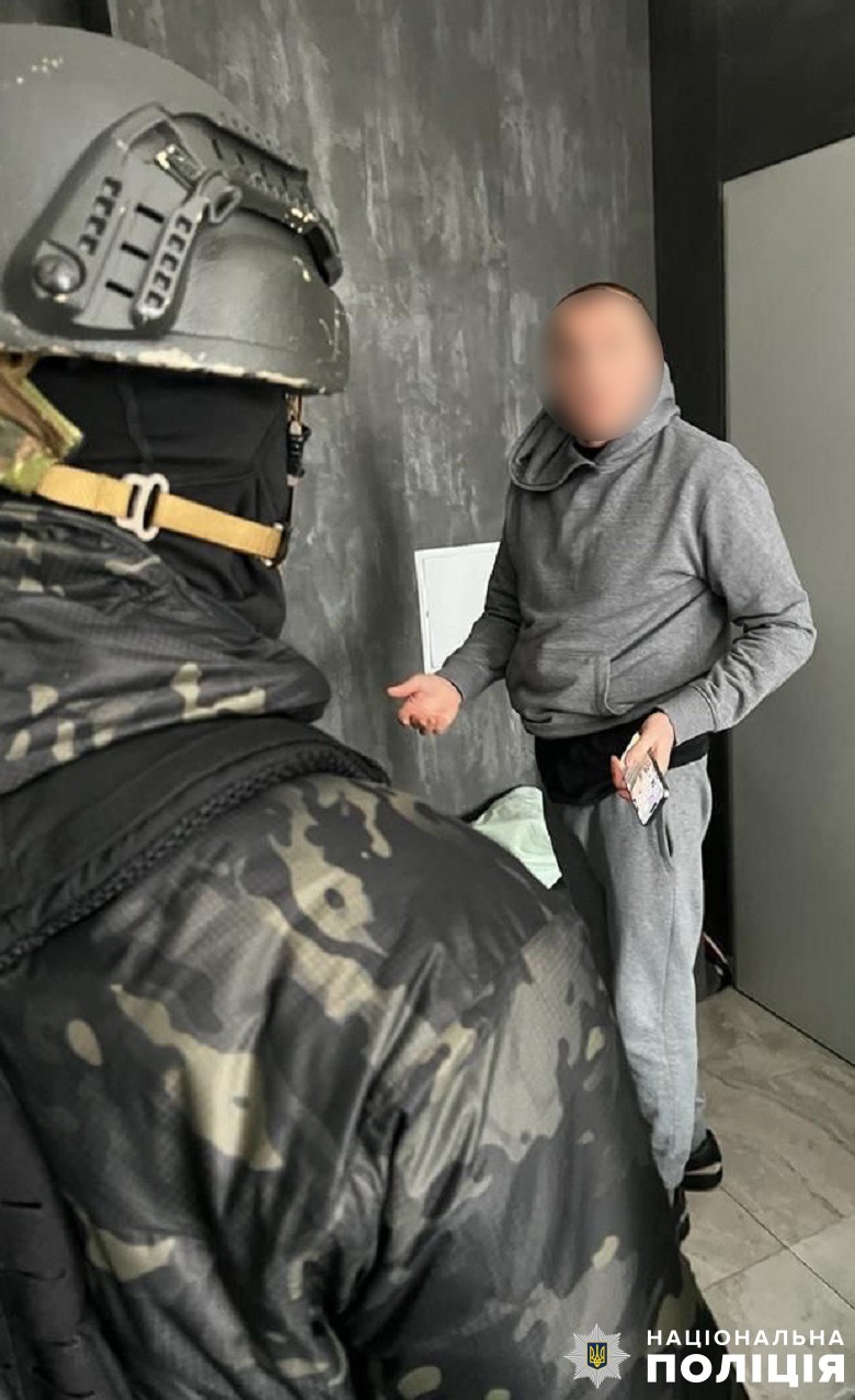 доставляли наркотики по всій столиці: поліцейські києва затримали організовану групу наркозбувачів
