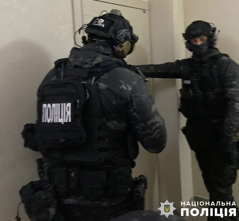 доставляли наркотики по всій столиці: поліцейські києва затримали організовану групу наркозбувачів