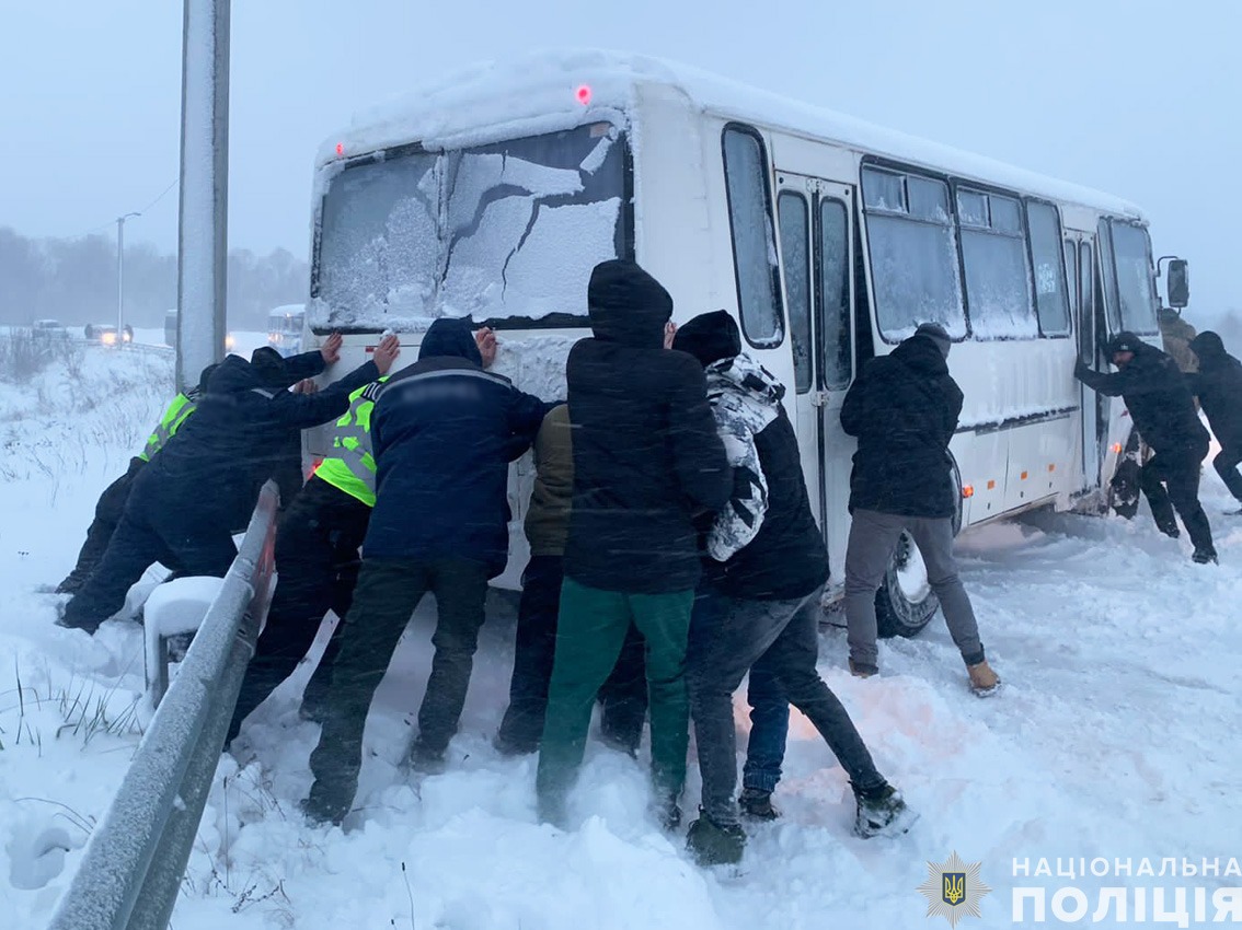 на чернігівщині вирує негода: поліція допомагає громадянам