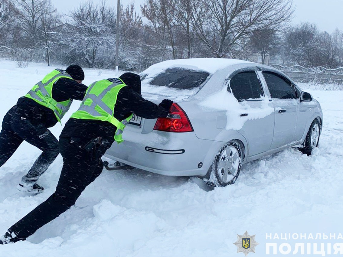 на чернігівщині вирує негода: поліція допомагає громадянам