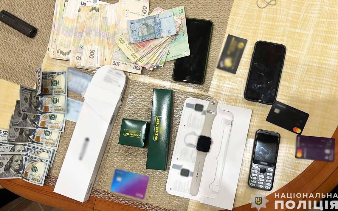 викрали з банківської картки майже мільйон гривень: поліцейські чернігівщини затримали організовану злочинну групу