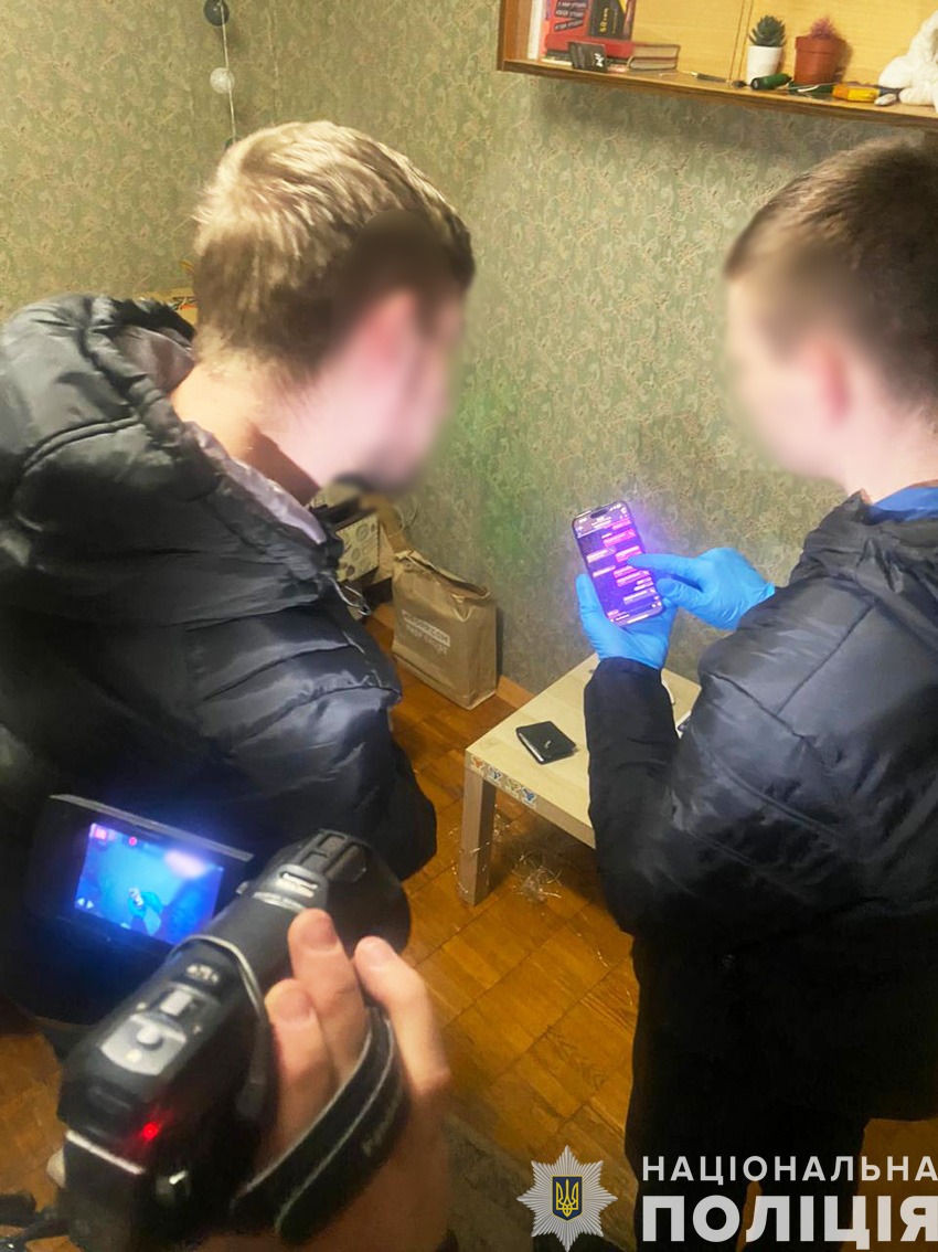 викрали з банківської картки майже мільйон гривень: поліцейські чернігівщини затримали організовану злочинну групу
