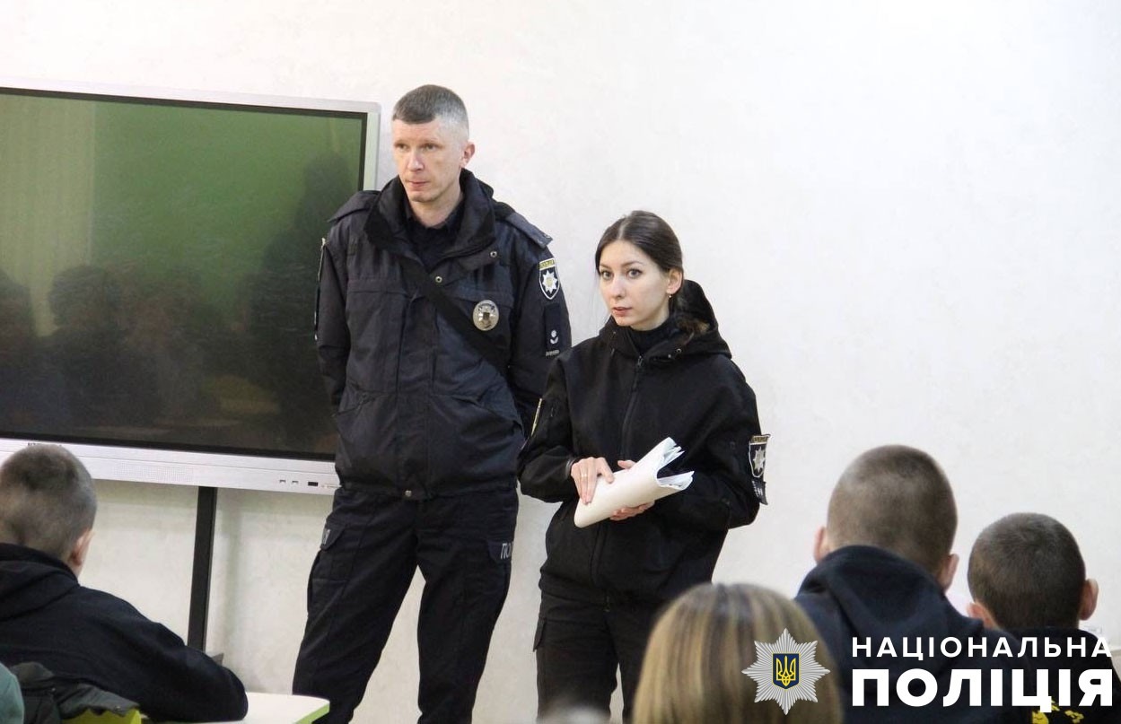 «16 днів проти насильства»: у кременчуці поліцейські провели вуличну акцію щодо протидії насильству