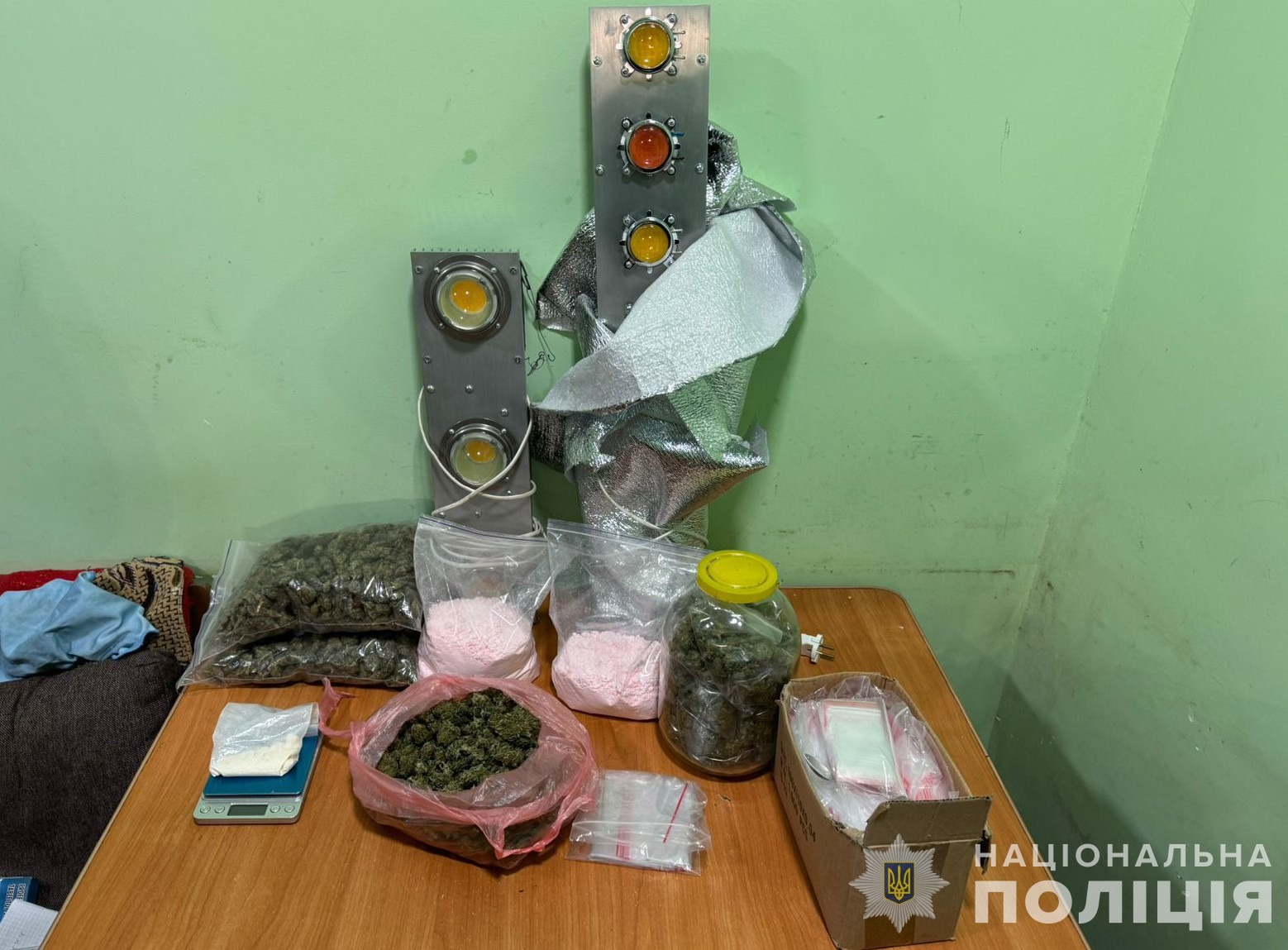 у чернівцях поліцейські знешкодили діяльність групи осіб, яка займалася розповсюдженням наркотиків