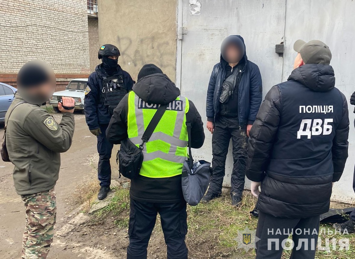 у чернівцях поліцейські знешкодили діяльність групи осіб, яка займалася розповсюдженням наркотиків
