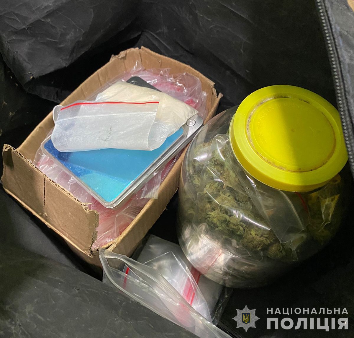 у чернівцях поліцейські знешкодили діяльність групи осіб, яка займалася розповсюдженням наркотиків