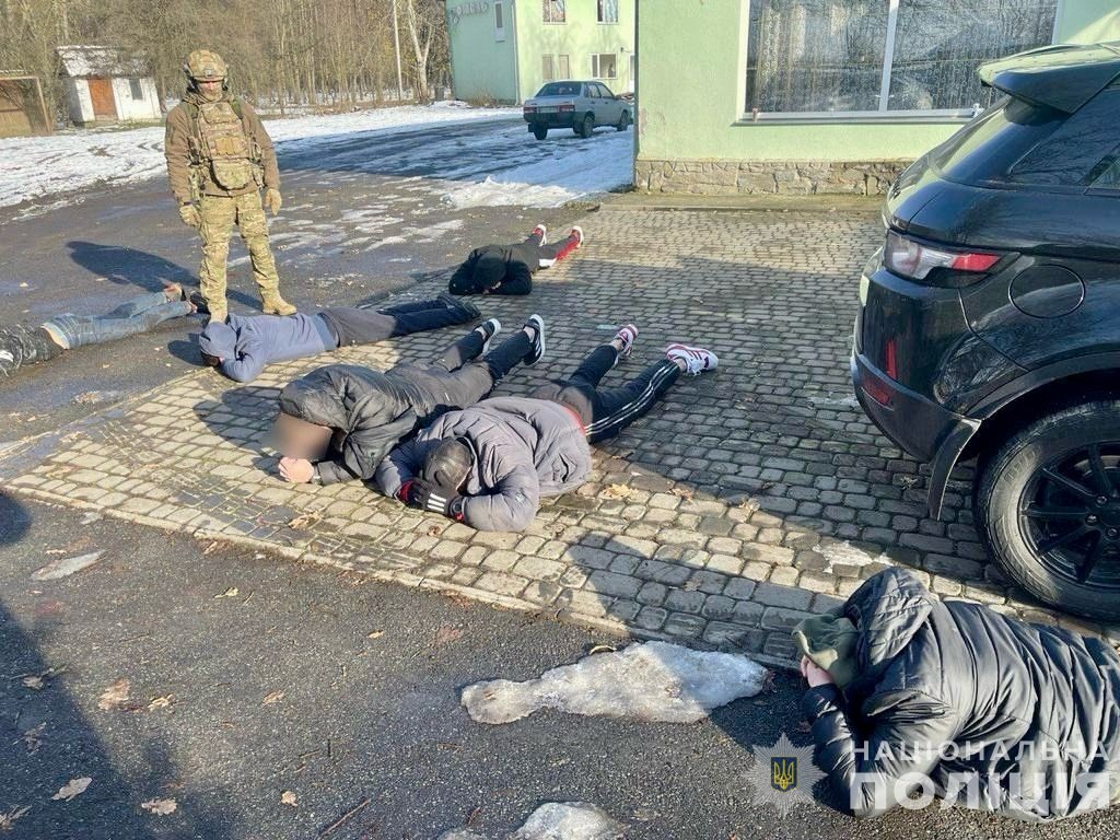 поліція закарпаття припинила діяльність шахрайського call-центру зі штатом понад 30 осіб