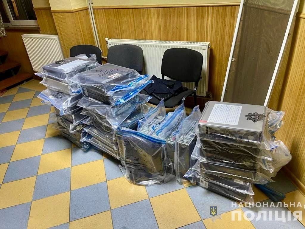 поліція закарпаття припинила діяльність шахрайського call-центру зі штатом понад 30 осіб