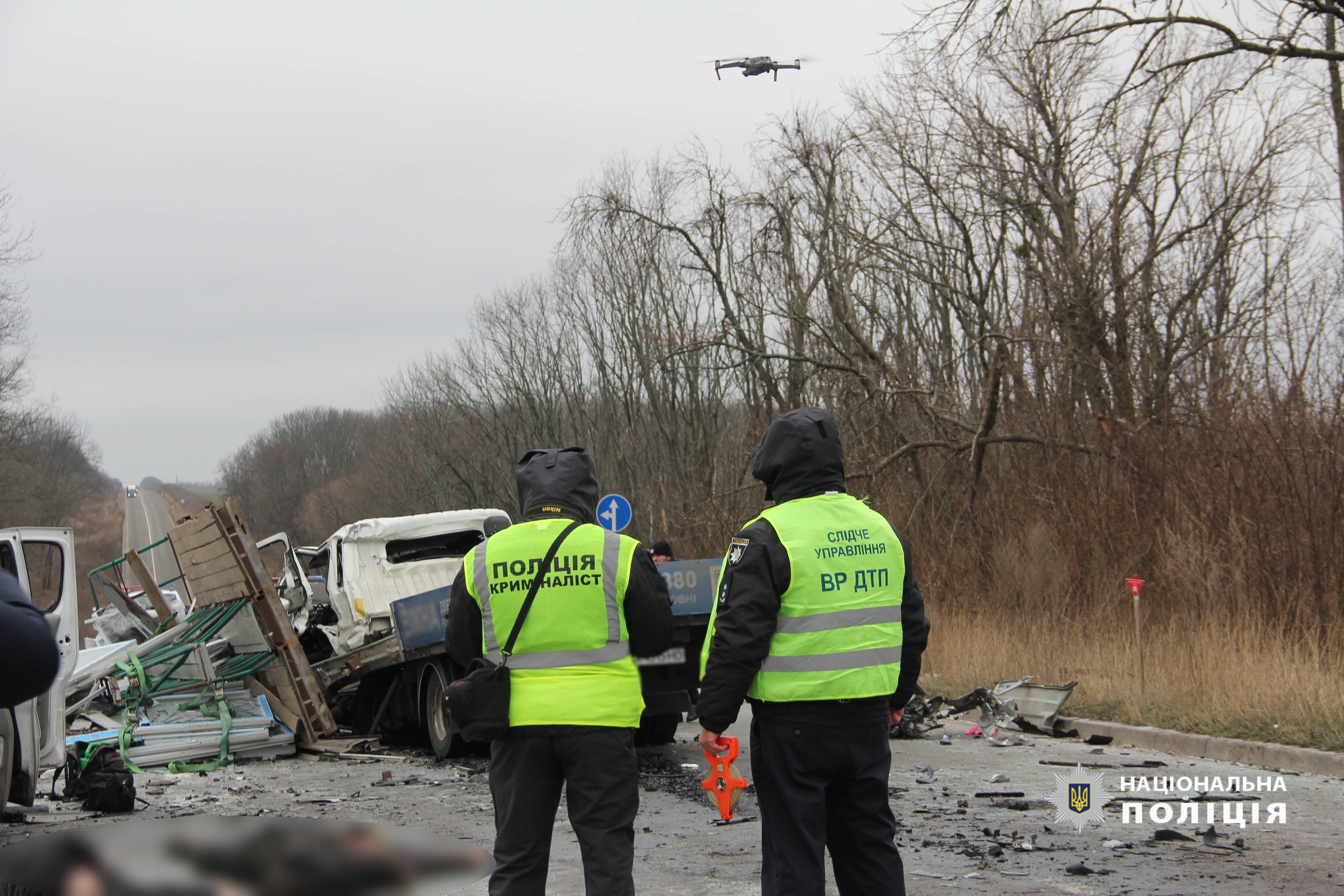 шість загиблих, двоє поранених: поліція встановлює обставини дтп на харківщині (оновлено, додано фото, відео)