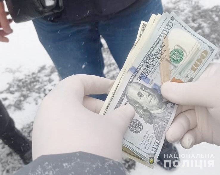 на вінниччині поліція затримала помічника судді та секретаря судових засідань під час одержання ними неправомірної вигоди