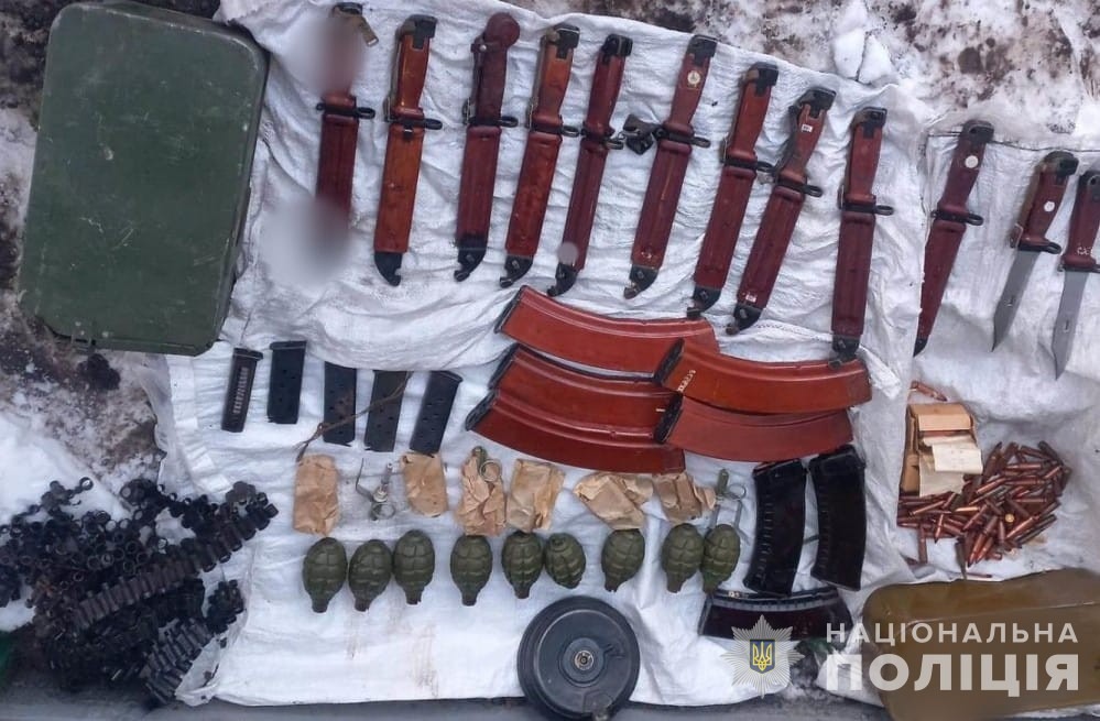 у новомосковському районі поліцейські виявили у місцевого  жителя  схрон з боєприпасами та зброєю