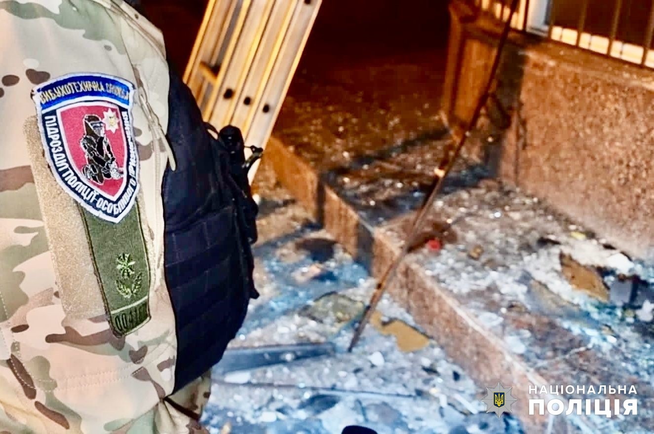російські окупаційні війська атакували дронами одесу: поліцейські працюють на місцях уражень