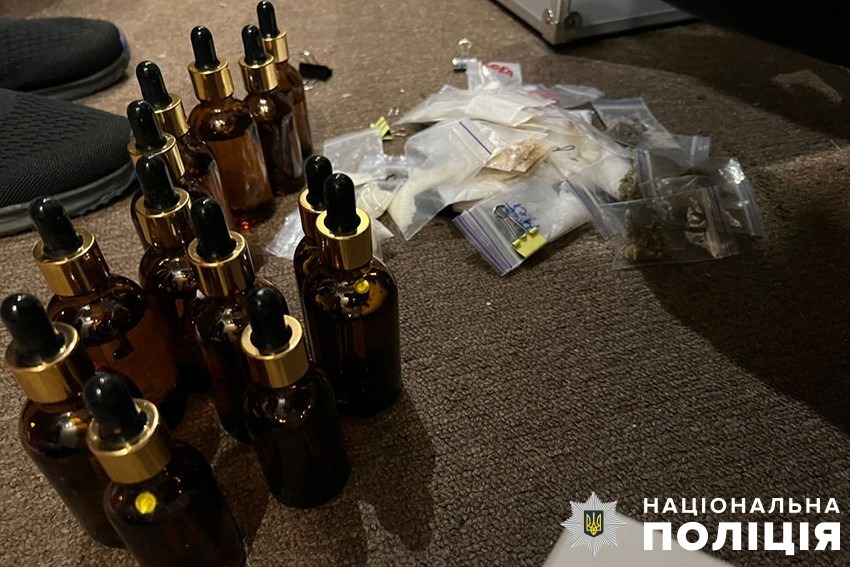 влаштували наркобізнес із мільйонними прибутками щомісяця: поліцейські києва скерували до суду обвинувальний акт відносно організованої групи наркоділків