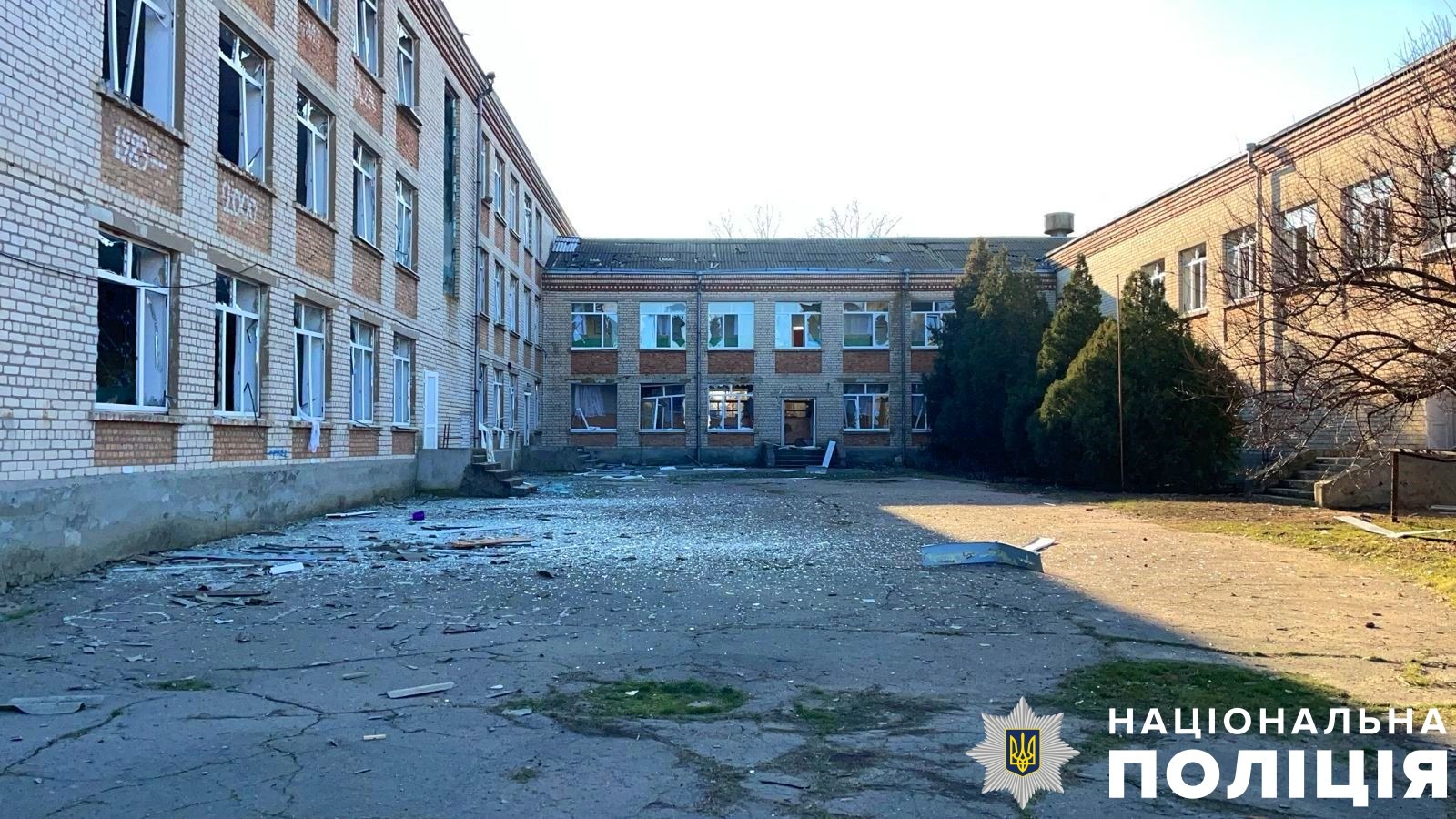 на херсонщині поліція документує наслідки російських атак, внаслідок яких одна людина загинула та дві поранено