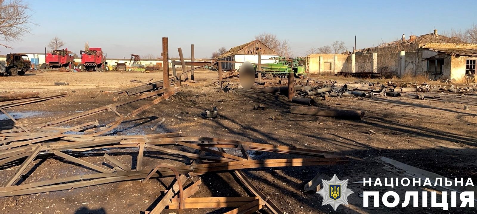 на херсонщині поліція документує наслідки російських атак, внаслідок яких одна людина загинула та дві поранено