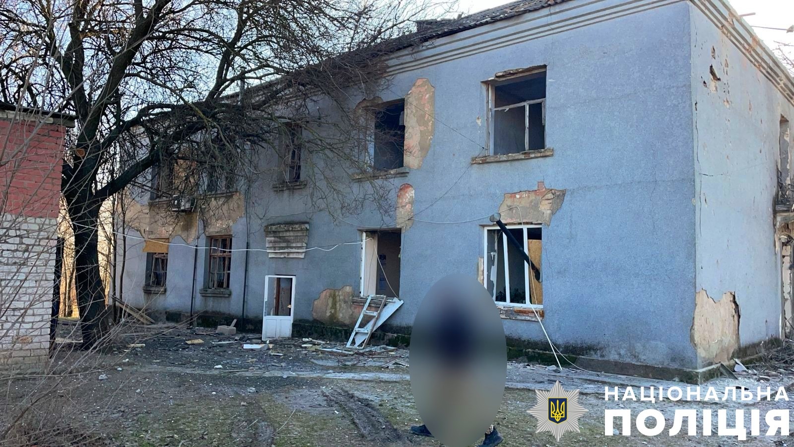 на херсонщині поліція документує наслідки російських атак, внаслідок яких одна людина загинула та дві поранено