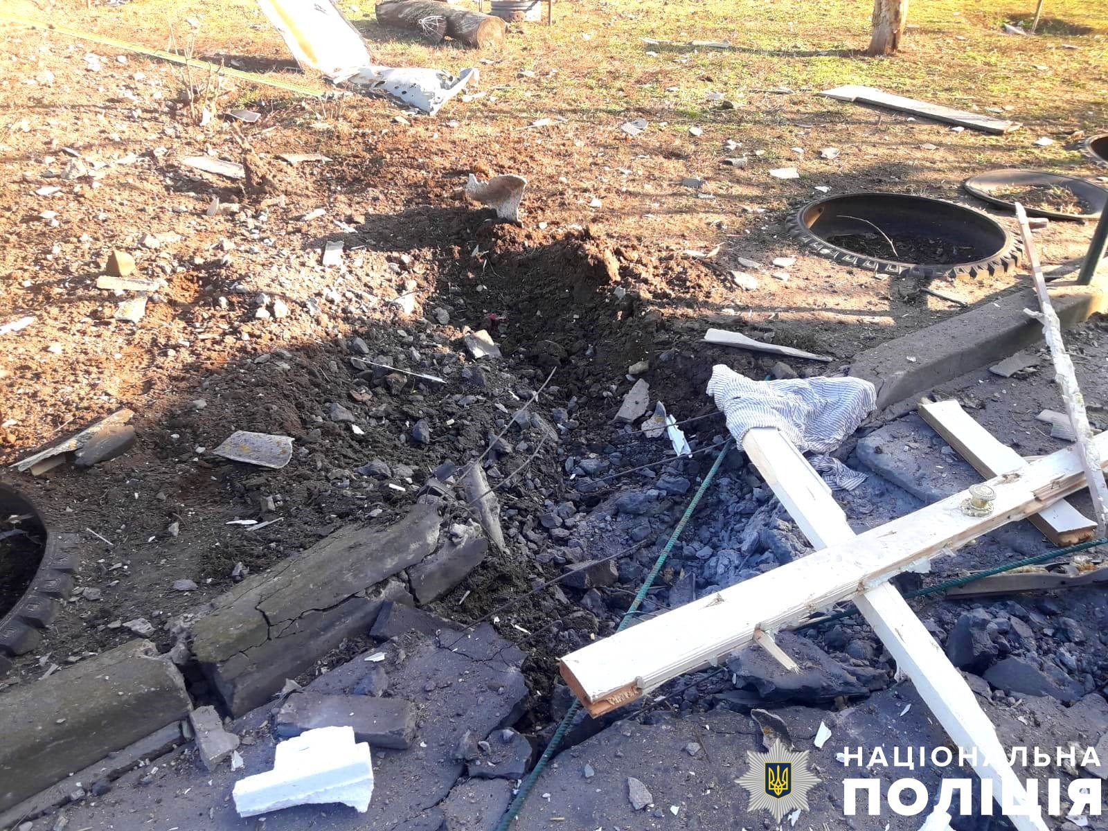 на херсонщині поліція документує наслідки російських атак, внаслідок яких одна людина загинула та дві поранено